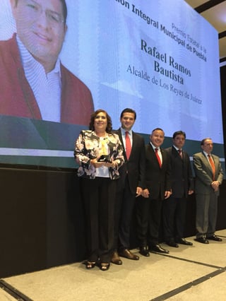 Otra vez. Esta es la segunda vez que la alcaldesa de Lerdo, María Luisa González Achem recibe un premio de la Fenamm. (CORTESÍA) 