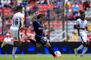 Sanvezzo, del Querétaro, anota el segundo gol de su equipo.