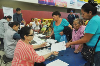 Beneficio. Se sumaron poco más de mil 200 adultos mayores al programa 65 y Más en Coahuila. (ARCHIVO)