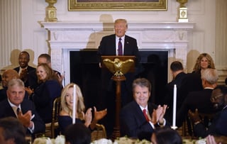 'Nuestros corazones y oraciones están con la familia del senador John McCain', dijo Trump durante una cena en la Casa Blanca con líderes evangélicos. (EFE)