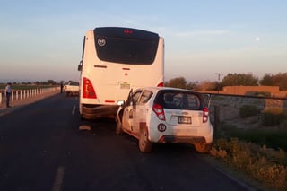 Accidente. El automóvil tipo Spark se impactó contra la parte trasera de un camión, percance ocurrido en Gómez Palacio. (EL SIGLO DE TORREÓN) 