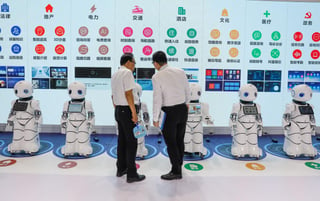 En Congreso. Dos asistentes observan varios robots en el ámbito del Congreso Mundial de Robótica realizado en Pekín. (EFE)