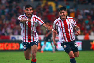 Orbelin Pineda (c), del Chivas, en festejo durante el juego de la Jornada 7 en el Estadio Jalisco.
