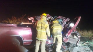 El hombre que falleció quedó 'prensado' en la camioneta, por lo que paramédicos de Cruz Roja y Bomberos trabajaron por varias horas para recuperar el cuerpo. (EL SIGLO DE TORREÓN)