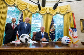 Infantino se reunió con Trump para hablar sobre la Copa del Mundo de 2026 que será organizada por Estados Unidos junto con Canadá y México. (EFE)