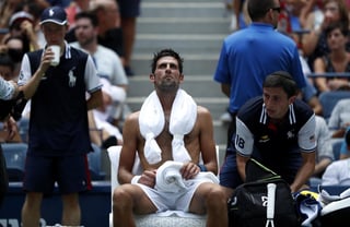 Novak Djokovic se coloca toallas con hielo sobre el cuello en una pausa en su partido de primera ronda ante Marton Ducsovics, al que derrotó 6-3, 3-6, 6-4, 6-0 con algunos problemas.
