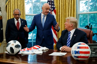 El presidente Donald Trump durante una reunión con el dirigente de la FIFA Gianni Infantino, centro, y el presidente de la Federación de Futbol de Estados Unidos Carlos Cordeiro.