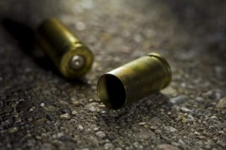 Los sujetos armados abrieron fuego contra un grupo de personas que convivía en una de las mesas. (ARCHIVO) 