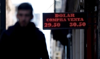 El peso argentino se depreciaba hoy un 0.62 % frente al dólar estadounidense en la apertura del mercado de cambios y no reaccionó positivamente al anuncio del presidente Mauricio Macri de un acuerdo con el FMI para adelantar fondos del crédito de 50,000 millones de dólares concedido en junio. (ARCHIVO)