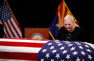 Luto. Meghan McCain llora ante el ataúd de su padre, el exsenador John McCain. (AP)