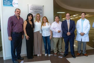 Evento. La presidenta honoraria del DIF y Voluntariado de Coahuila, Marcela Gorgón de Riquelme, develó la placa de la Sala de Lactancia Materna en el Hospital General de Torreón. (CORTESÍA)