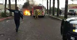 Dispararon contra el vehículo hasta hacerlo estallar en llamas, cuyo conductor murió calcinado. (TWITTER) 