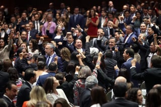 Con una mayoría de 247 integrantes, Morena celebró sus nuevos lugares en la instalación de la LXIV legislatura de la Cámara de Diputados con el grito “¡Es un honor estar con Obrador!” (EL UNIVERSAL)