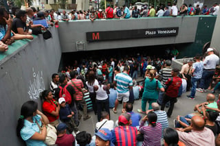 En algunas zonas de Caracas la suspensión temporal del servicio paralizó algunas líneas del metro. (EFE)