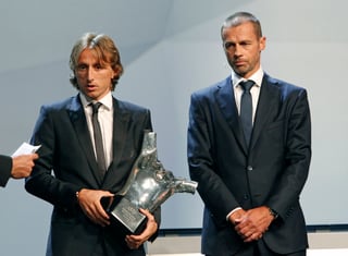 El croata Luka Modric posa con el trofeo de la UEFA al mejor jugador del año en Europa en el Foro Grimaldi, en Mónaco, el jueves 30 de agosto de 2018.