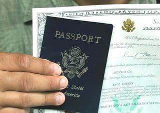 Política. El gobierno de Donald Trump niega pasaportes a hispanos. (ESPECIAL)