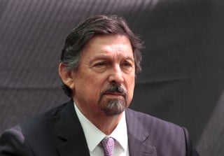 Senador.Gómez Urrutia recibió ayer las credenciales que lo acreditan como senador de Morena. (EFE)