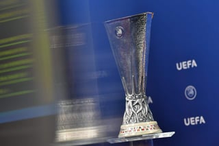 El trofeo de la Europa League busca nuevo dueño tras haber sido conseguida por el Atlético de Madrid, equipo que jugará en la próxima Champions. (Especial)