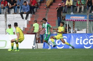 El mexicano Agustín 'Tin' Herrera marcó ayer un gol de tres puntos para Antigua GFC. (Especial)