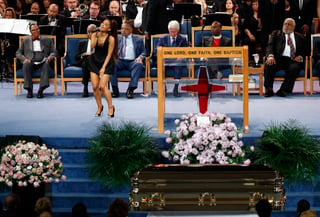 Homenaje. La cantante Ariana Grande participó en el servicio fúnebre de Aretha Franklin. (AGENCIAS)