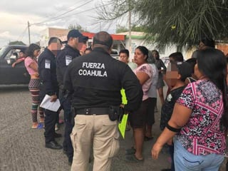 Por la tarde vecinos del sector decidieron bloquear el bulevar Laguna para solicitar la presencia de la autoridad municipal y del Director de Seguridad Pública. (ESPECIAL)