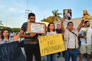 Ni uno más. Un grupo de periodistas se manifiestan en la ciudad de Cancún para exigir que se investigue de manera exhaustiva el homicidio de Javier Rodríguez Valladares, camarógrafo de Canal 10 asesinado el miércoles pasado.