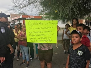 Vecinos. Anunciaron que el lunes se volverán a manifestar para exigir la presencia del alcalde y el titular de Seguridad Pública. (EL SIGLO DE TORREÓN) 