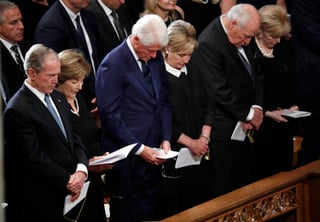 Unidos. Los expresidente de EU, George W. Bush (Izq.) y Bill Clinton (Cen.) asistieron junto a sus esposas al funeral de McCain.