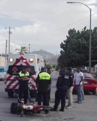 Lesionado. El motociclista fue atendido por la Cruz Roja. (EL SIGLO DE TORREÓN) 