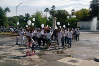 Movimiento. Ayer, un grupo de personas se manifestaron pacíficamente por el asesinato de Olguín. (EL SIGLO DE TORREÓN)