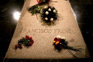 La familia del general Franco reitera que la exhumación de los restos de su abuelo, cuyo régimen militar gobernó España desde 1939 hasta su muerte, es 'en contra de la voluntad de sus descendientes'. (ARCHIVO)