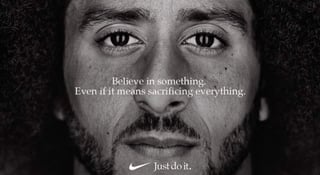 Nike publicó una postal con el rostro de Kaepernick con el texto 'Believe in something, even if it means sacrificing everything' que en español significa: Cree en algo, incluso si eso significa sacrificar todo. (ARCHIVO)