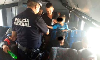 Agentes de la policía federal detuvieron el autobús en la carretera Puebla-Córdoba por una supuesta infracción al reglamento de tránsito porque el conductor cambió de carril de forma intempestiva además de que al detenerlo actuó de manera nerviosa. (ARCHIVO)