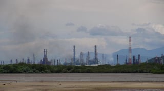A la baja. Las seis refinerías con que cuenta la petrolera mexicana operaron a 39% de su capacidad. (EFE)