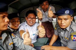 El juez Ye Lwin encontró este lunes culpable a los reporteros Wa Lone y Kyaw Soe Oo, de 32 y 28 años respectivamente, por intentar 'dañar los intereses del Estado' y los sentenció a siete años de cárcel. (EFE)