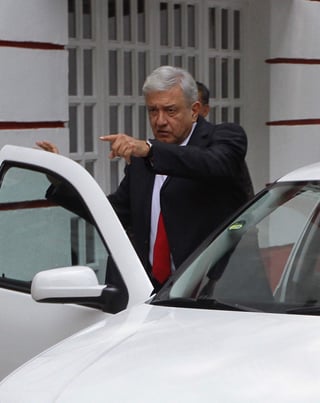 El presidente electo, Andrés Manuel López Obrador, reconvino a los legisladores del Movimiento Regeneración Nacional (Morena) y les recomendó que no pierdan el decoro, mucho menos que haya excesos y que no se humille a nadie en las cámaras. (EL UNIVERSAL)