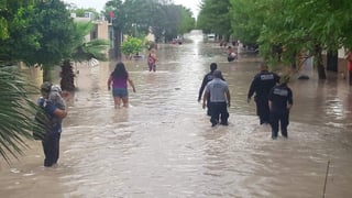 Ante la magnitud de la inundación elementos del Ejército Mexicano han implementado el plan DN-III en apoyo a las familias que habitan estas colonias. (EL SIGLO DE TORREÓN)