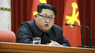 Kim Jong-un guardó ante el féretro 'un momento de silencio en memoria del difunto con la gran tristeza de haber perdido a un respetable camarada revolucionario', explica el despacho de KCNA. (ARCHIVO)