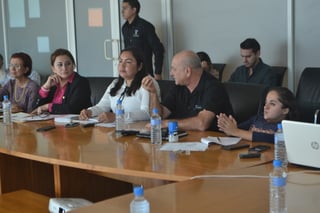 Sesión. El director de Salud Municipal de Torreón compareció ayer ante la Comisión de Salud. La reunión fue en la presidencia. (ANGÉLICA SANDOVAL)