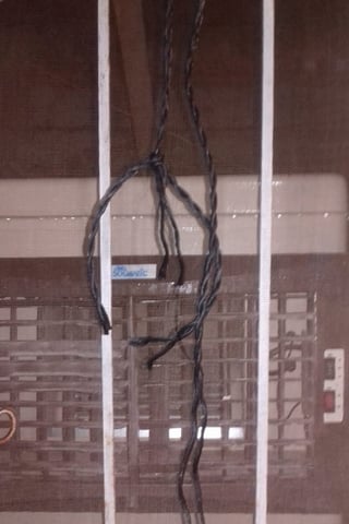 Cuerda. La joven fue encontrada colgada con una cuerda de color negro de una de las ventanas. (EL SIGLO DE TORREÓN)