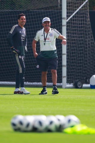Guillermo Ochoa (i) y Ricardo Ferretti, director técnico, durante el entrenamiento de la Selección Mexicana previo a los partidos amistosos de fecha FIFA, en el Centro de Alto Rendimiento de la Femexfut.