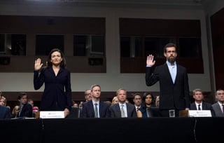 Sheryl Sandberg, la segunda al mando en Facebook, y Jack Dorsey, director general de Twitter, testificaron ante la Comisión de Inteligencia del Senado. (AP)