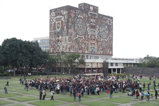 A menos de una hora de que inicie la marcha de universitarios de la Facultad de Ciencias Políticas y Sociales, de la Universidad Nacional Autónoma de México (UNAM), a la explanada Rectoría, docenas de estudiantes arriban a la entrada principal de esta escuela. (EL UNIVERSAL)
