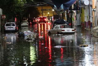 Tiradero. Los comerciantes del ExCuartel Juárez se vieron afectados por inundaciones propiciadas
por basura que los propios locatarios dejaron en las calles. (EL SIGLO DE TORREÓN)