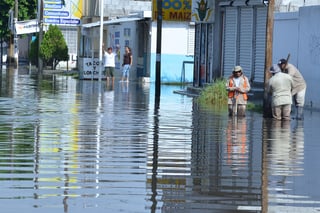 Desesperados. Inundadas seguían hasta ayer las viviendas ubicadas en la Francisco Sarabia. (FERNANDO COMPEÁN)