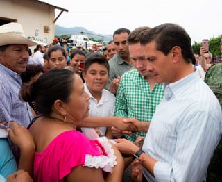 Rumber estrechó la mano del presidente Enrique Peña Nieto, estaba ilusionado. Frente a todo el pueblo, el mandatario le prometió que se le repondría la vivienda que el sismo destruyó. (ARCHIVO, 2017)
