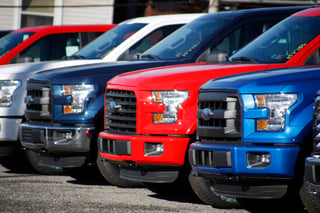 Presionada por los reguladores estadounidenses, Ford está retirando de circulación unas 2 millones de pickups F-150 en Norteamérica porque los cinturones de seguridad pueden hacer chispas y provocar incendios. (AP)
