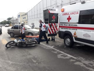 Paramédicos de la Cruz Roja arribaron al lugar para atender al chofer de la moto, mismo que presentaba golpes en distintas partes del cuerpo. (EL SIGLO DE TORREÓN)