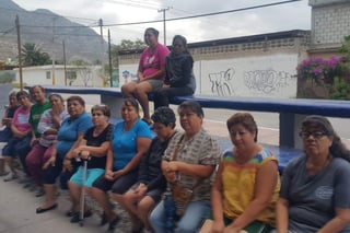 Protesta. La mañana de ayer jueves en la cancha de la colonia Las Luisas se manifestaron contra la empresa porque aseguran que no tienen agua. (YOLANDA RÍOS)