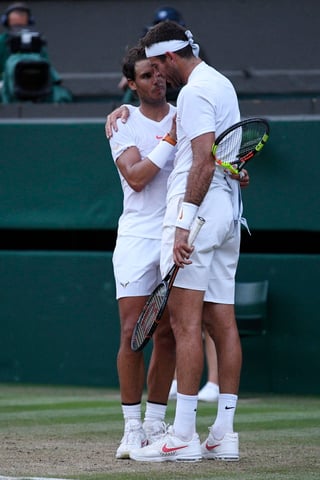 Rafael Nadal (i) y Juan Martín del Potro se enfrentaron en los cuartos de final de Wimbledon en un duelo que duró casi 5 horas.